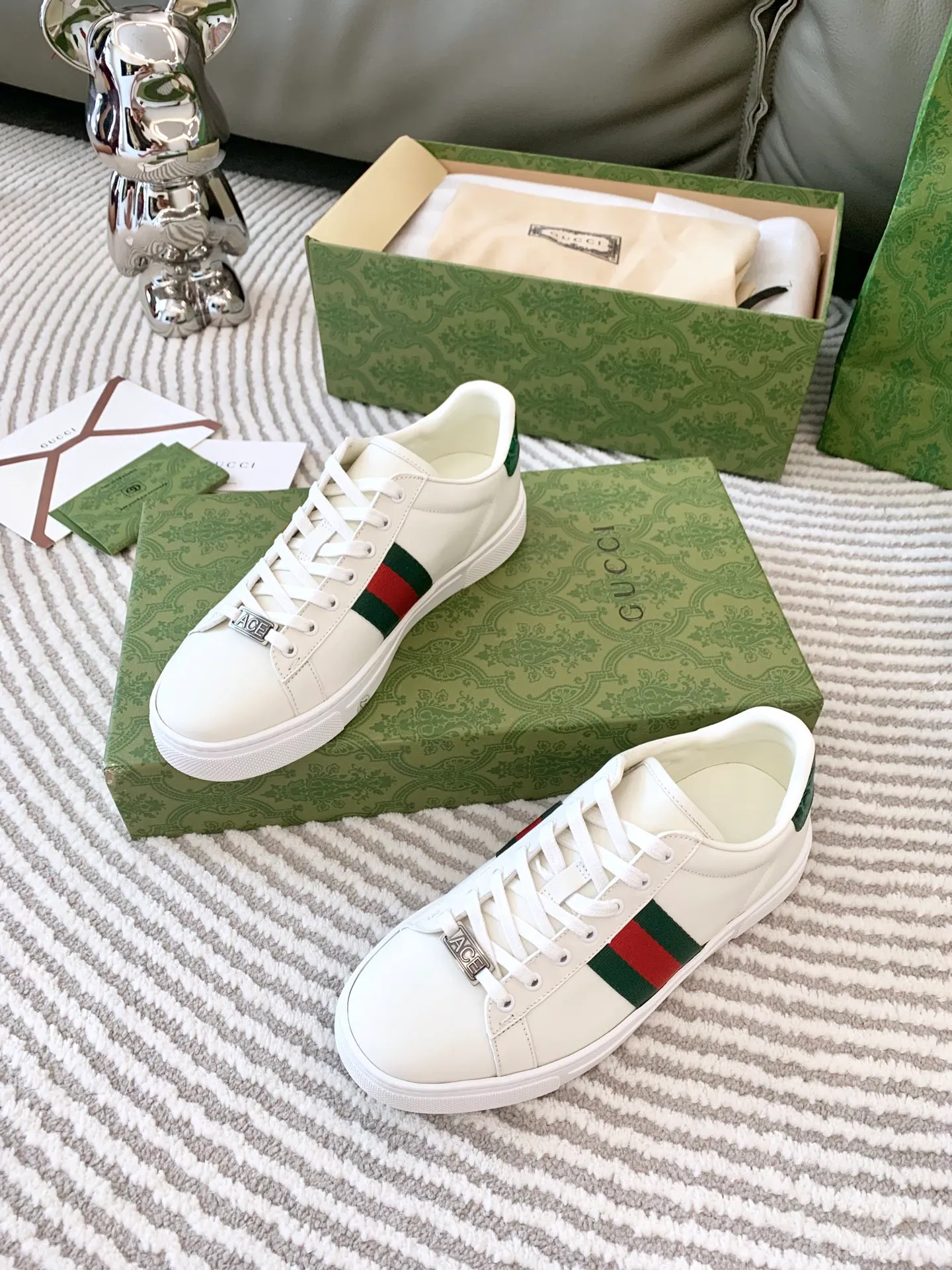 👟👟Ex-factory price 540👟👟 Men's size +10 Top version: Gucci G family classic Ace series Embroidery Little Bee White Shoes Couple Style Ribbon Love Casual Sports Shoes Sneakers Original Purchase Development Production This brand's classic low-top sports shoes interweave golden embroidered bees with red and green webbing. The bee is a classic element of the brand. It appeared in the Gucci ready-to-wear series in the 1970s. Exquisite packaging at the delivery counter🛍📦 ▪️Fabrics: Original custom imported first-layer cowhide ▪️Foots: Original custom cowhide lining ▪️Sole: Original open-molded rubber non-slip material ▪️Sole thickness: 2.5CM ▪️Size: Women's 34-41 (customized 34/41) ▪️Size: Men's 38-46 (38/46 customized)